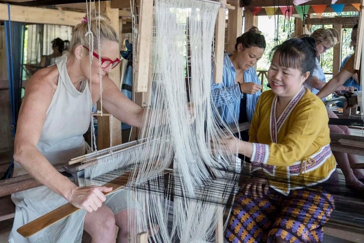 Du khách nước ngoài trải nghiệm dệt vải ở Ock Pop Tok.