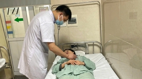 Khi người có bệnh nền mắc sốt xuất huyết (Ảnh minh họa)