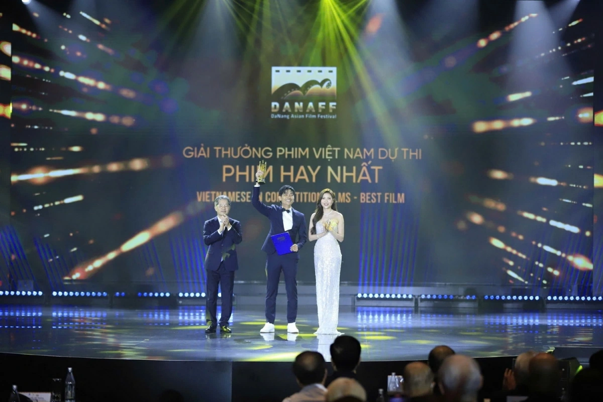 Đạo diễn Khương Ngọc nhận Giải Phim Việt Nam hay nhất cho bộ phim “Chị Dâu”