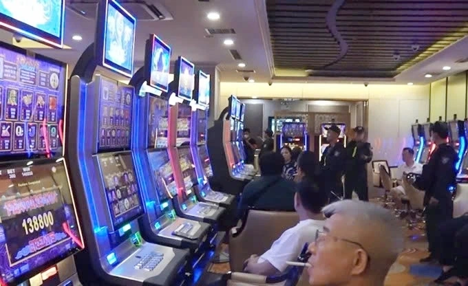Lực lượng chức năng đột kích sòng bạc King Club. (Ảnh: Công an cung cấp)