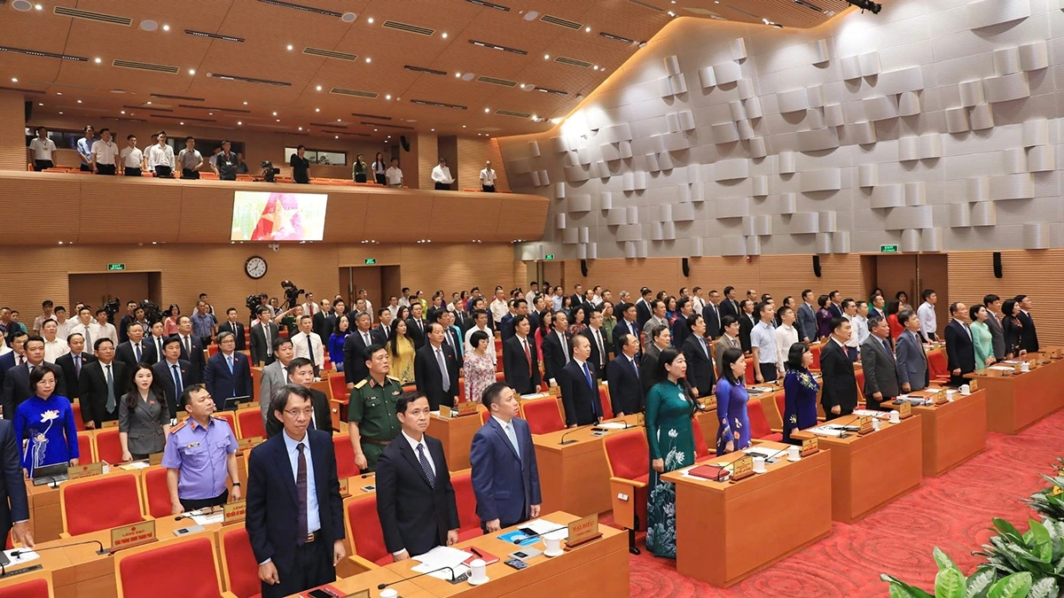 Các đại biểu HĐND thành phố Hà Nội chào cờ khai mạc kỳ họp thứ 25