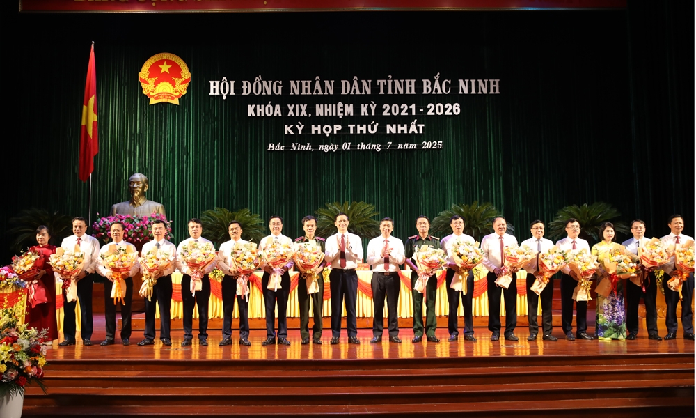 Chủ tịch HĐND tỉnh Bắc Ninh Nguyễn Việt Oanh và Chủ tịch UBND tỉnh Bắc Ninh Vương Quốc Tuấn tặng hoa chúc mừng các ủy viên UBND tỉnh