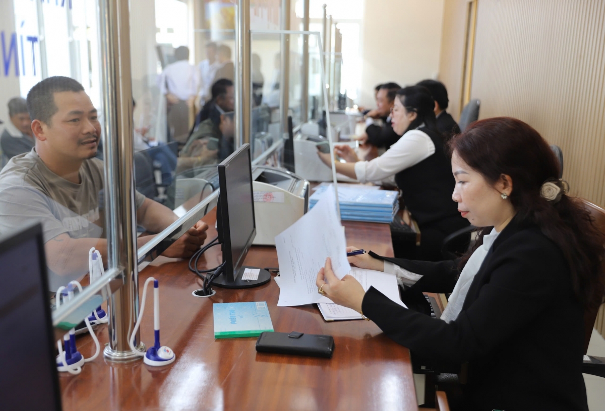 Tại phường Xuân Trường, tỉnh Lâm Đồng, từ 7h sáng, hơn 90 cán bộ, lãnh đạo, nhân viên đã tập trung ở trụ sở mới, chuẩn bị cho ngày làm việc đầu tiên. Trước đó, mọi công tác chuẩn bị, hướng dẫn đã được hoàn thiện, đảm bảo đáp ứng được nhu cầu, nguyện vọng của người dân, doanh nghiệp khi đến làm thủ tục, với mục tiêu đảm bảo liên tục, thông suốt.