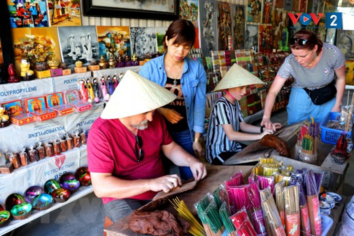 Tự tay se hương là trải nghiệm thú vị với du khách
