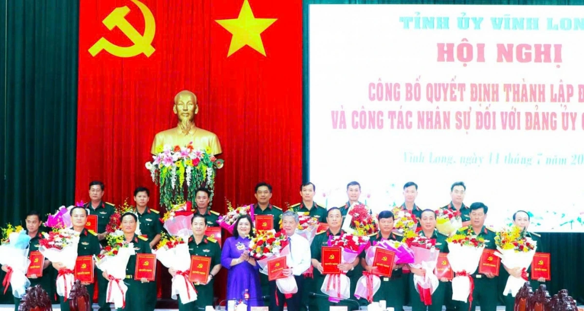 Lãnh đạo tỉnh Vĩnh Long cùng Ban Chấp hành Đảng bộ Quân sự tỉnh nhiệm kỳ 2025 - 2030 chụp ảnh lưu niệm.