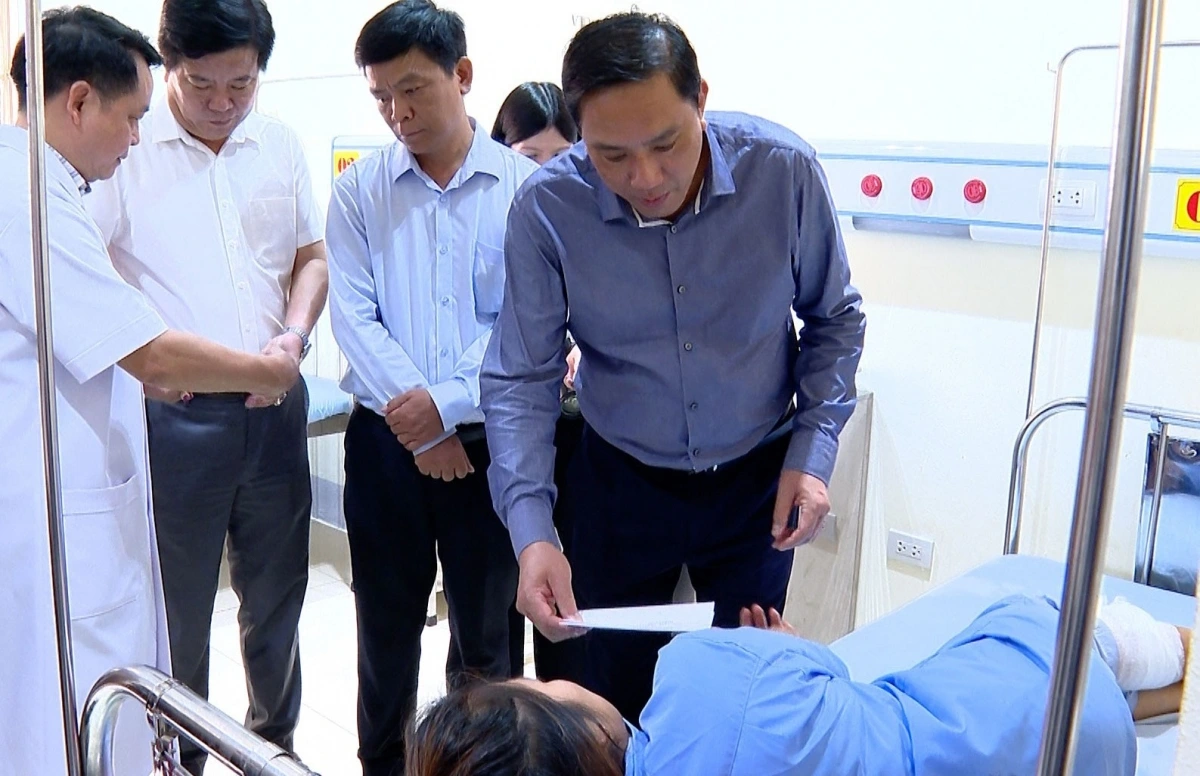 Ông Hoàng Giang, Phó Bí thư Thường trực Tỉnh ủy Lào Cai thăm hỏi, động viên nạn nhân bị thương trong vụ sạt lở đất (ảnh Minh Huyền)