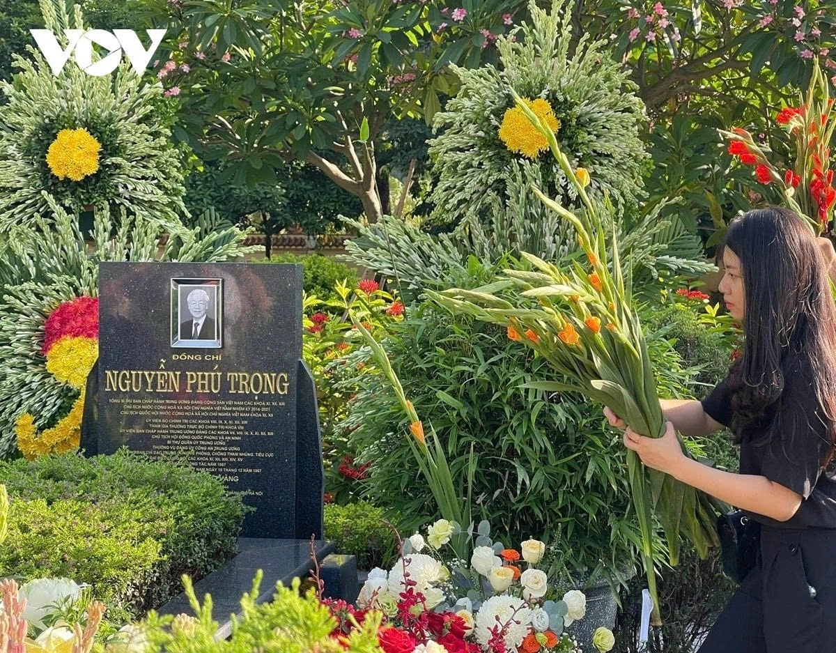 Though he passes away, his legacy will live on in the history of Vietnam and will be inherited and further promoted in the cause of national renovation.