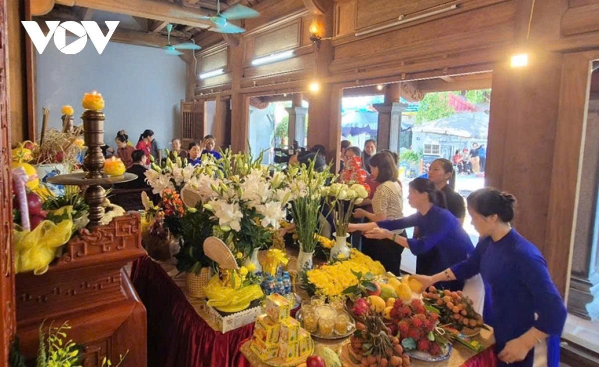 From early morning, people arrive in large numbers to light incense, offer flowers, and commemorate a leader revered for his lifelong dedication to the Party and the nation.