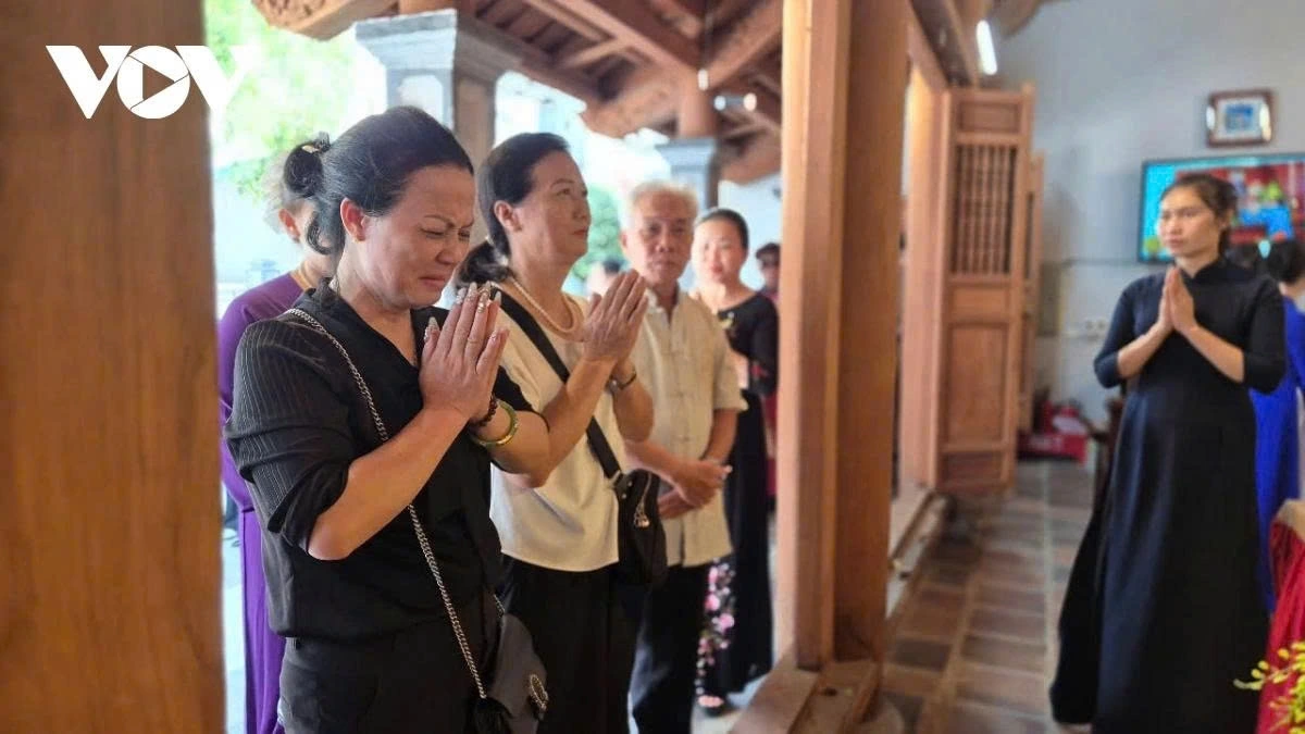 Nguyen Thi Phong travels a long way from Tay Ninh province to Hanoi to offer incense to the late Party General Secretary.