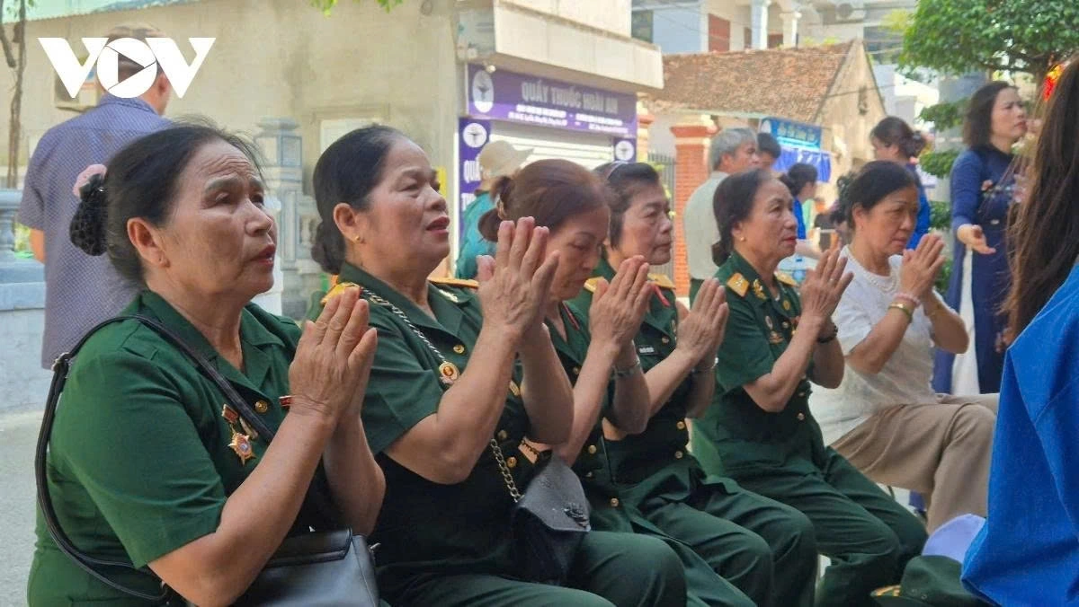 Early in the morning, Nguyen Thi Ha (second from left), a war veteran residing in Hoa Binh city, goes with her comrades to offer incense in tribute to the late Party chief.