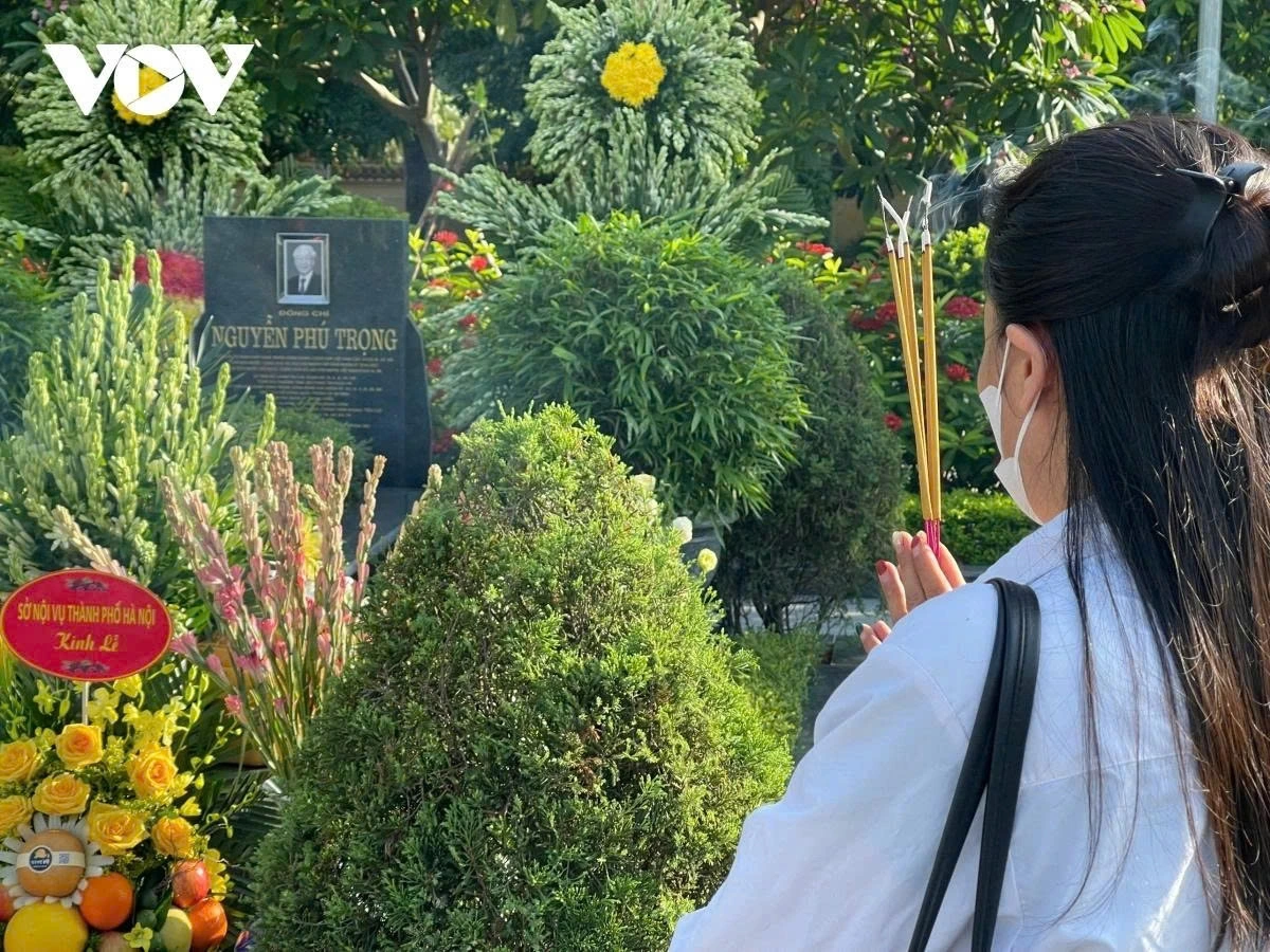 Meanwhile, at Mai Dich Cemetery in Hanoi, the resting place of the late Party leader, long queues form as people come to offer incense and floral tributes.