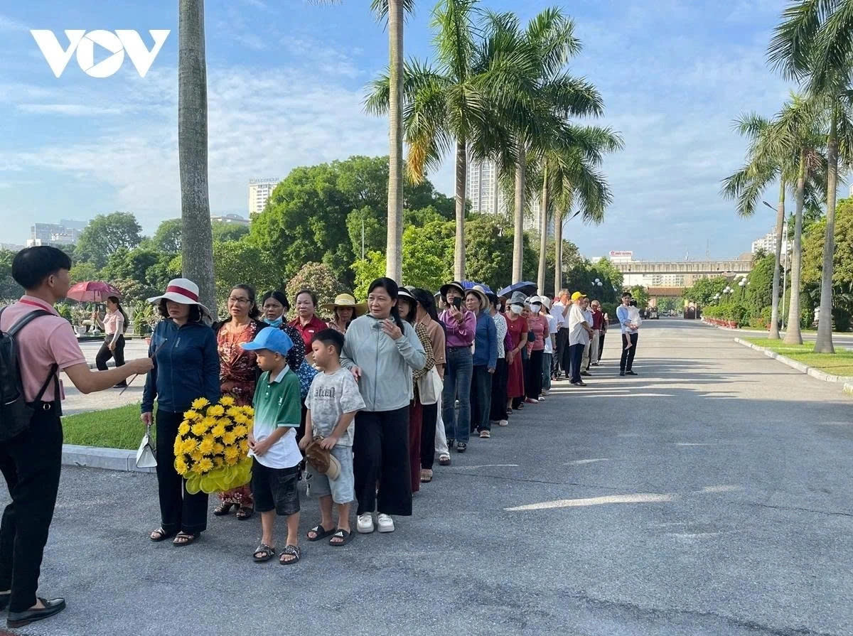 People line up in tribute to the late leader.