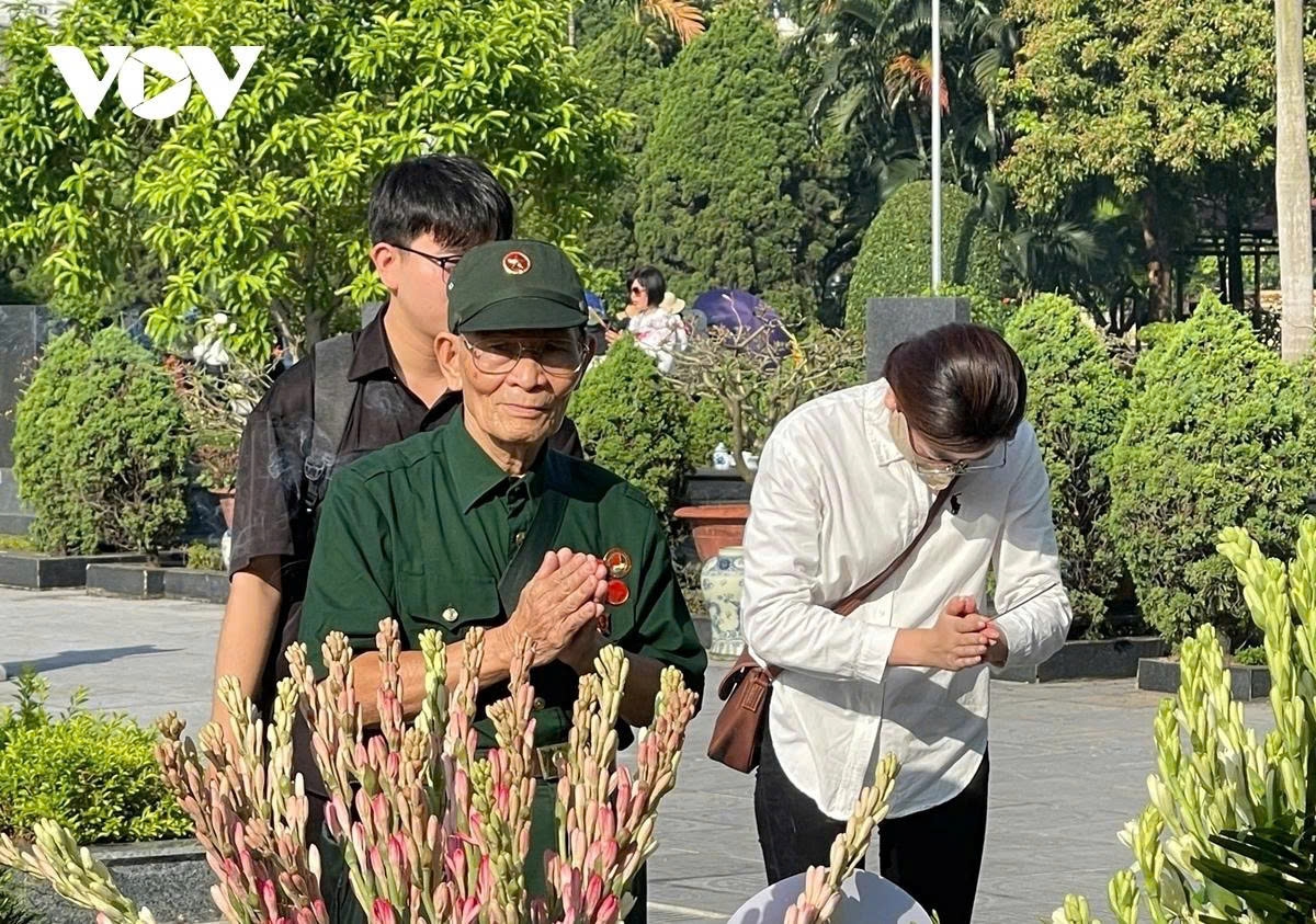 Offering incense to the late leader, war veteran Pham Van Binh from Hanoi believes that his legacy will help Vietnam build a happy and prosperous nation in future.