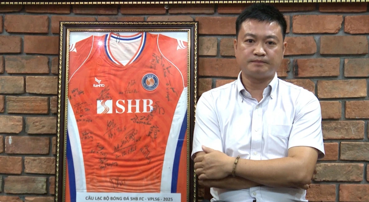 Ông Lê Trọng Thuỷ, GĐKT SHB FC tại VPL-S6 2025 và món quà dành tặng Friendly FC
