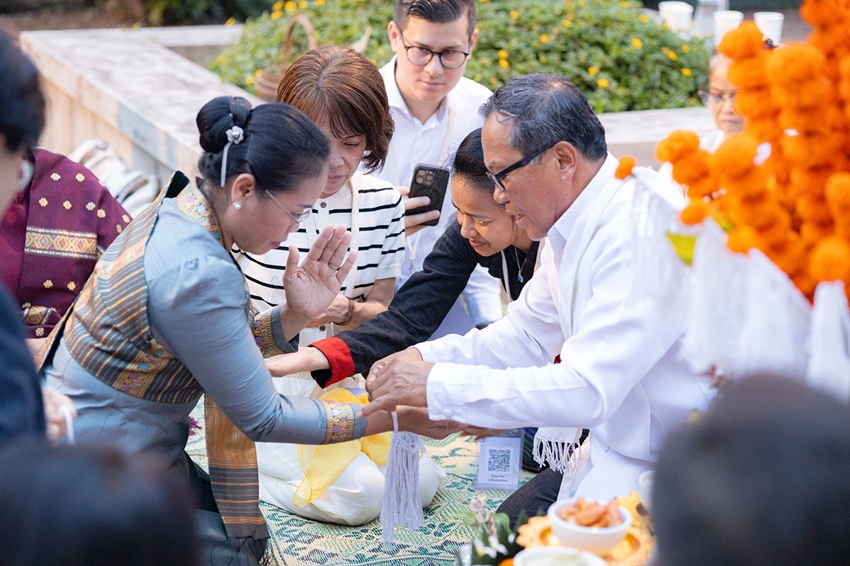 Nghi thức buộc chỉ trắng quanh cổ tay là phần mang tính biểu tượng nhất trong lễ Baci.