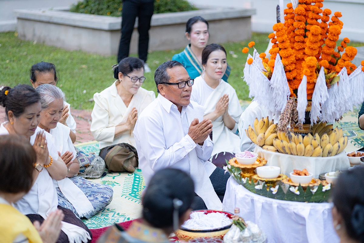 Lễ Baci thường được tổ chức tại nhà riêng hoặc trong không gian cộng đồng, dưới sự chủ trì của những người cao tuổi được tôn kính.