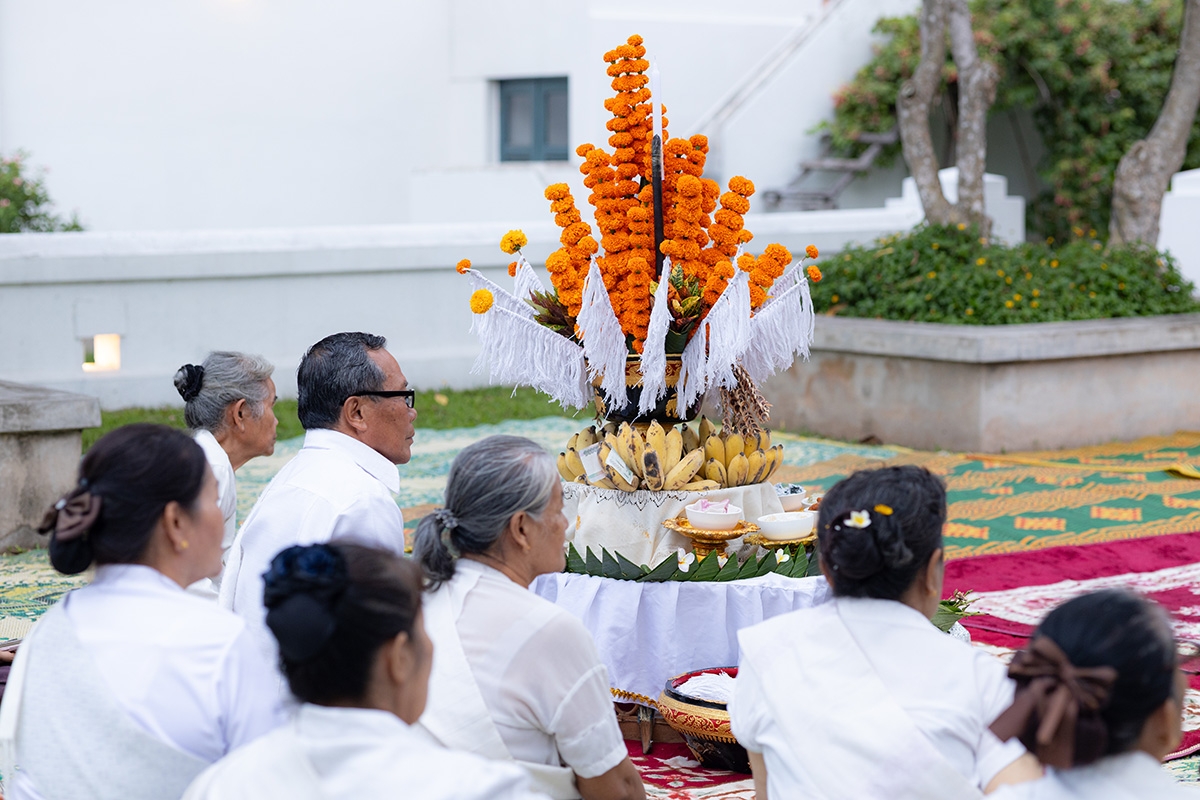 Mâm lễ Baci trang trí bằng hoa cúc vạn thọ, lá chuối, nến sáp ong và những sợi chỉ trắng tượng trưng cho sự gắn kết và phúc lành.