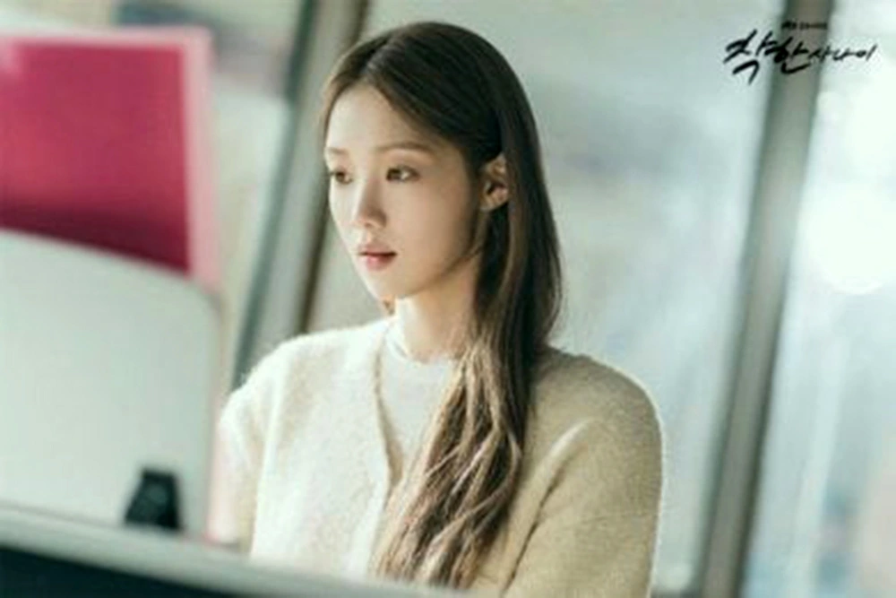 Lee Sung Kyung khi vào vai Kang Mi Yeong được khán giả nhận xét là quá xinh cho vai bồi bàn. (Ảnh: kbizoom)