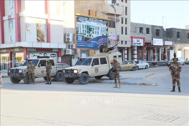 Binh sĩ gác trên đường phố tại Zawiya, Libya (Ảnh tư liệu: THX/TTXVN)