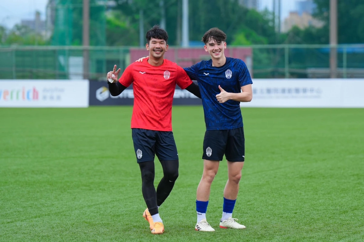 Lucca Lim (phải) - tiền vệ gốc New Zealand của U23 Campuchia. (Ảnh: FFC).