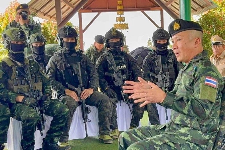 Tư lệnh lực lượng quốc phòng Thái Lan Songwit Noonpakdee gặp, làm việc với các binh sỹ thực hiện nhiệm vụ tại tỉnh Chiang Rai ngày 12/7. Ảnh: Quân đội Thái Lan.