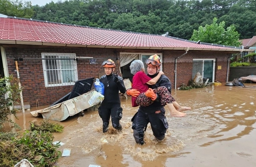 Lực lượng cứu hộ sơ tán người dân khỏi vùng ngập lụt sau những trận mưa lớn tại Wanju, Hàn Quốc. Ảnh: Yonhap