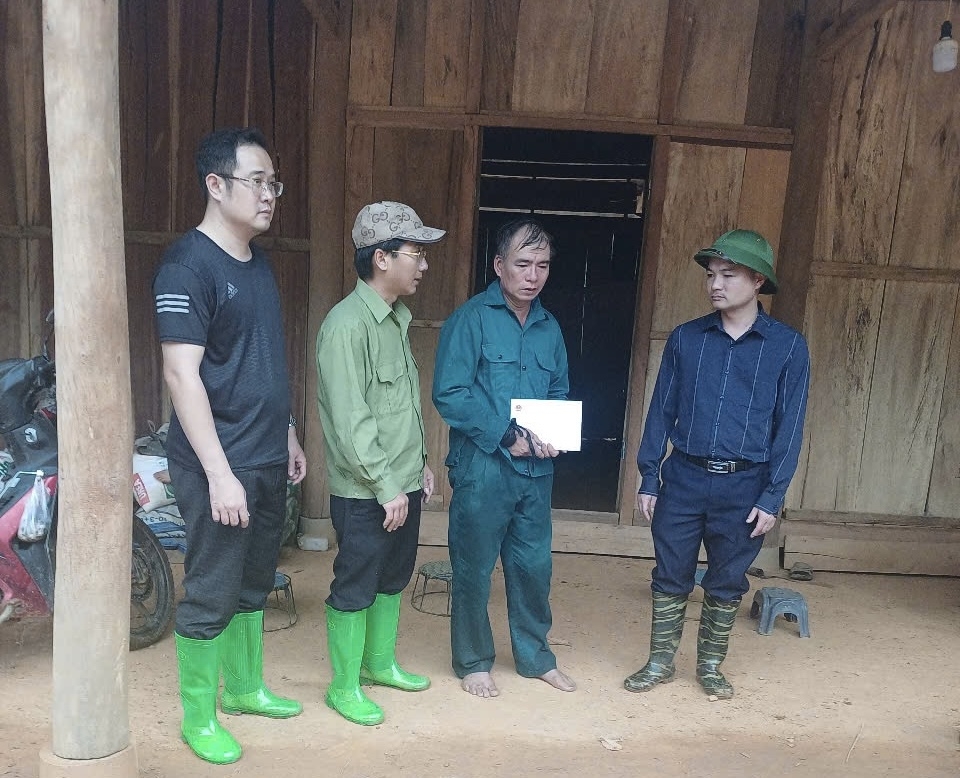 Lãnh đạo xã Phiêng Cằm thăm hỏi, động viên gia đình có người thiệt mạng (Ảnh: Tiến Dũng)