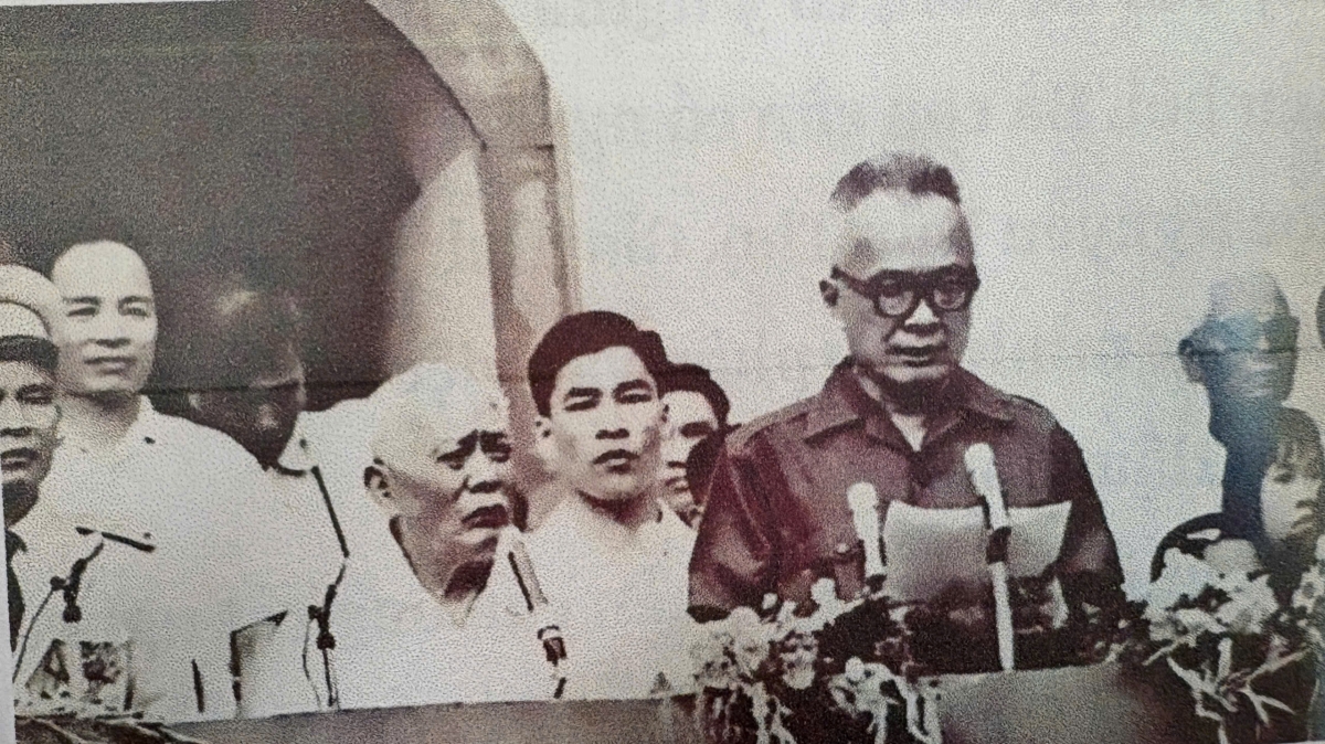 Luật sư Nguyễn Hữu Thọ, khi đó là Chủ tịch Hội đồng cố vấn Chính phủ cách mạng lâm thời Cộng hòa miền Nam Việt Nam, đọc diễn văn chào mừng chiến thắng tại Dinh Độc Lập (TP.HCM) ngày 15/5/1975 (Ảnh: Tư liệu)