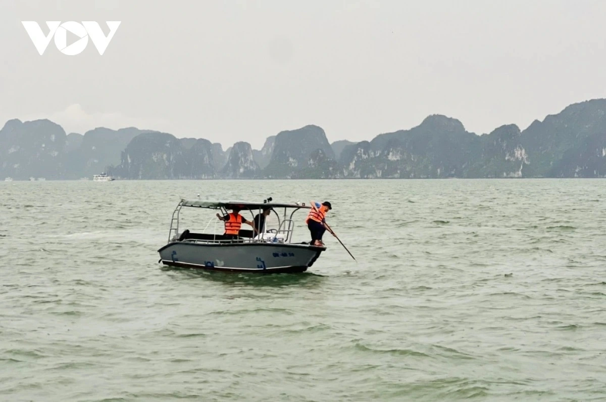 Lực lượng chức năng tỉnh Quảng Ninh tìm kiếm những người còn mất tích trong vụ lật tàu du lịch trên vịnh Hạ Long chiều 19/7.