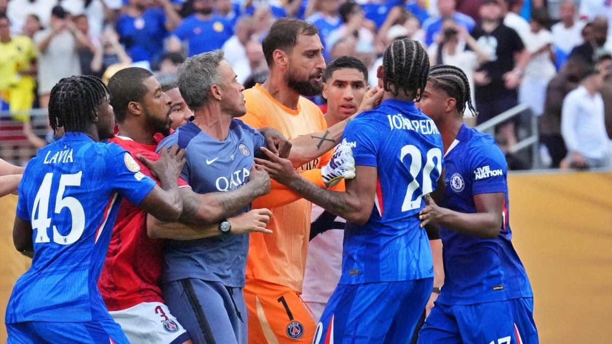Tình huống "xô xát" giữa HLV Luis Enrique với Joao Pedro. (Ảnh: Getty)