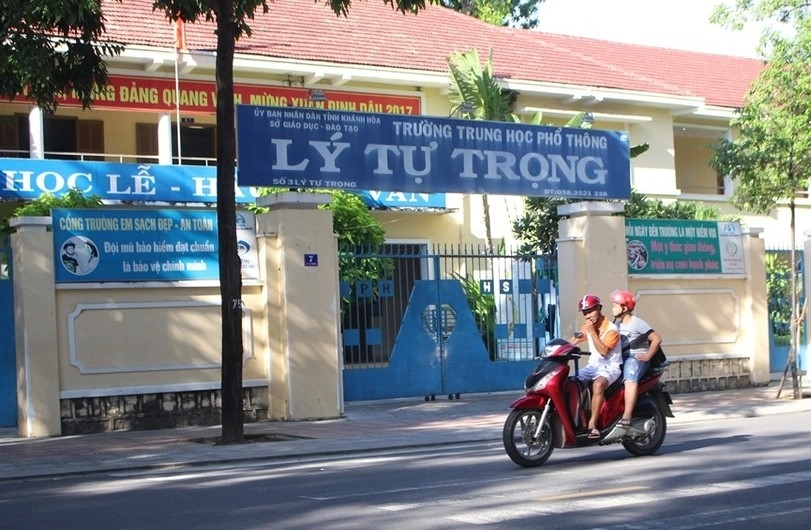 Trường PTTH Lý Tự Trọng có vị trí trung tâm Nha Trang, được đánh giá có chất lượng giáo dục hàng đầu tại địa phương