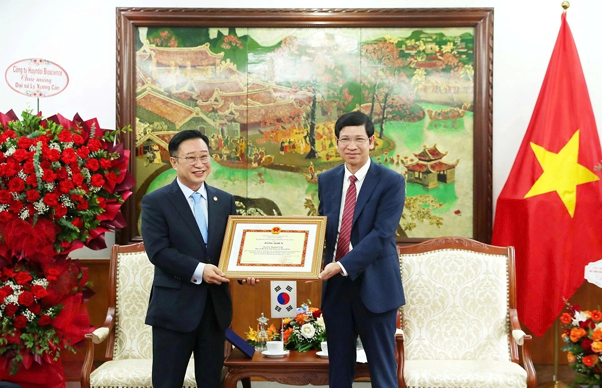 Thứ trưởng Hồ An Phong trao Bằng khen của Bộ VHTTDL cho ông Lý Xương Căn. (Ảnh: Trần Huấn)