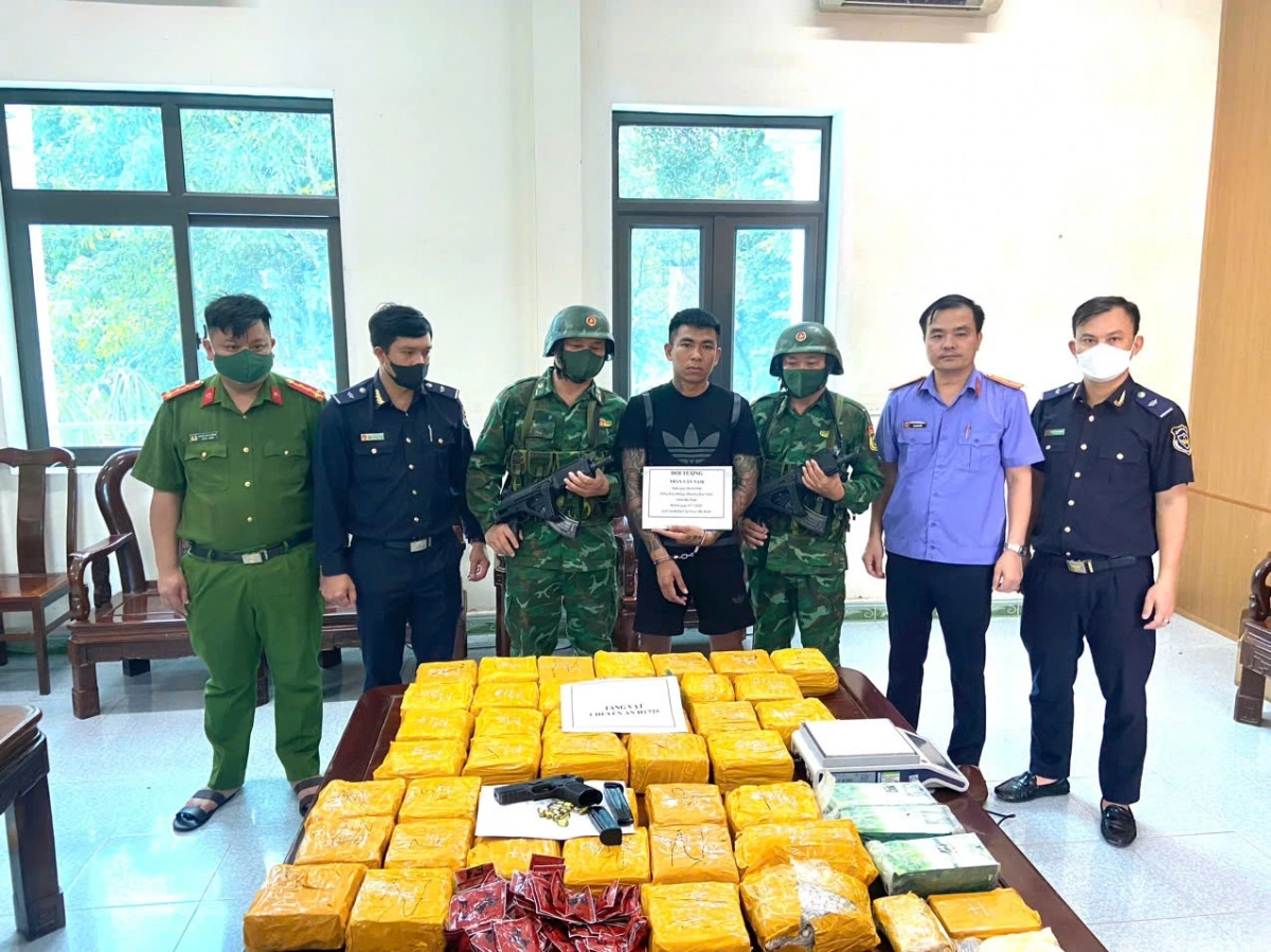Đối tượng Trần Văn Nam cùng tang vật tại cơ quan điều tra