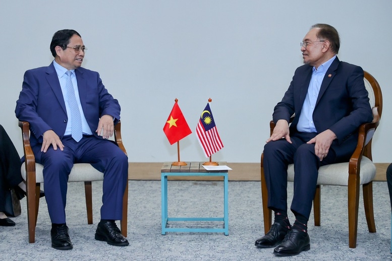 Thủ tướng Phạm Minh Chính gặp Thủ tướng Malaysia Anwar Ibrahim