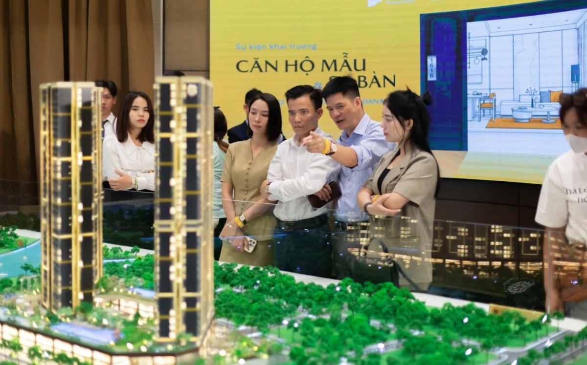 Khách mời tham quan sa bàn dự án Masteri Rivera Danang