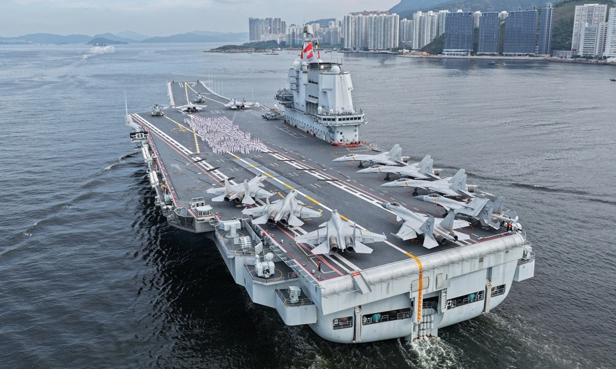 Máy bay chiến đấu J-15 và J-15T trên boong tàu sân bay Sơn Đông tại Hồng Kông ngày 3/7. Ảnh: Tân Hoa xã