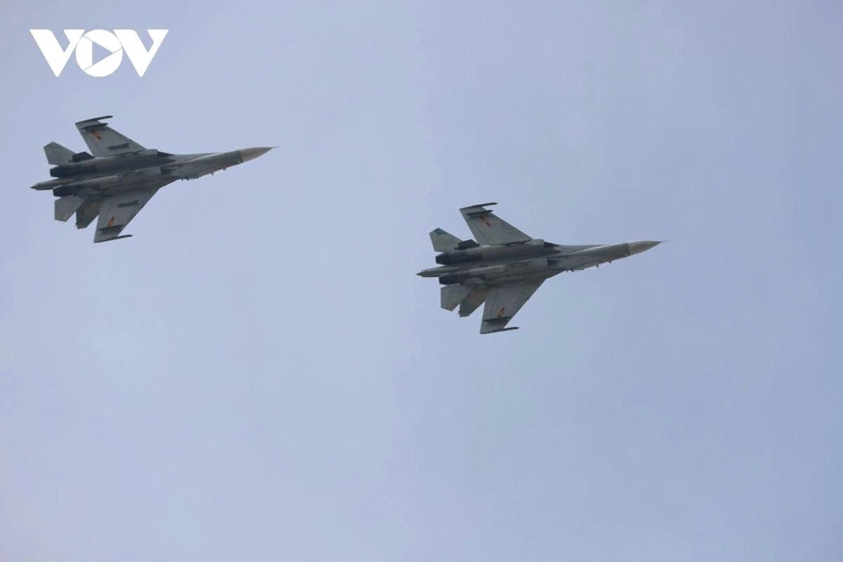 Máy bay Su-30MK2 luyện tập nhào lộn trên bầu trời TP.HCM vào sáng 22/4, trước thềm ngày diễu binh 30/4