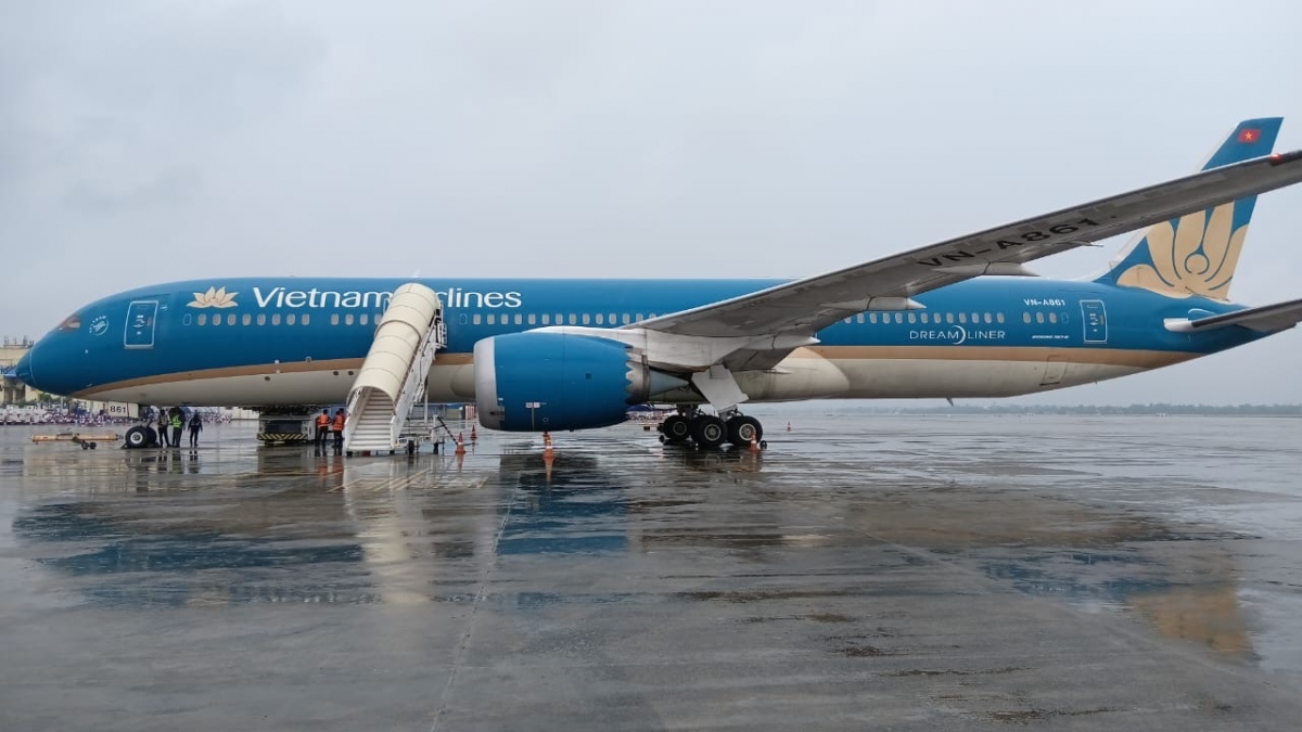Máy bay Vietnam Airlines hạ cánh tại sân bay Kolkata. Ảnh: HKVN