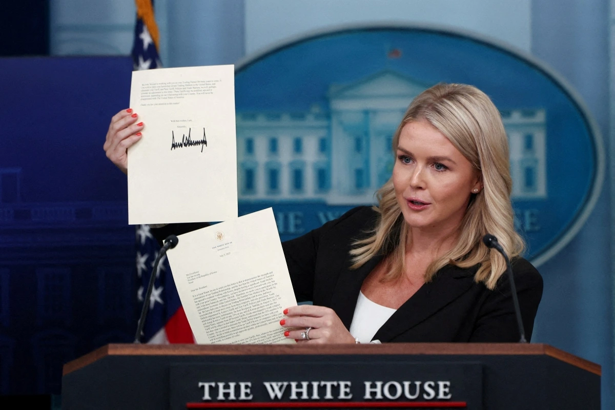 Thư ký báo chí Nhà Trắng Karoline Leavitt công bố bức thư của ông Trump về thuế quan. (Ảnh: Reuters)