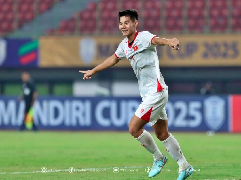 Center-back Hieu Minh among top scorers at 2025 Mandiri Cup (Photo: VFF)