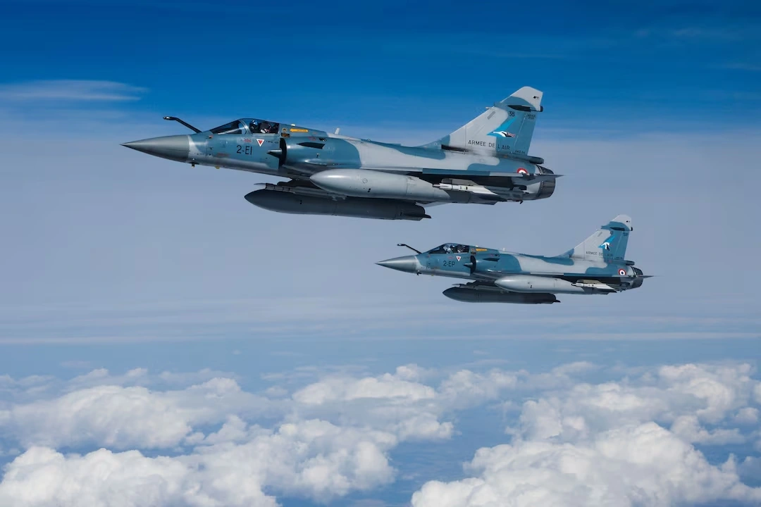 Hai tiêm kích Mirage 2000-5F của Không quân Pháp bay trong không phận Ba Lan, trong khuôn khổ nhiệm vụ tăng cường tuần tra không phận của NATO nhằm bảo vệ bầu trời các nước Baltic, ngày 29/3/2022. Ảnh: Reuters