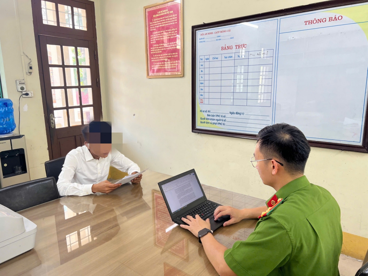 Công an phường Móng Cái 1 làm việc với trường hợp anh N.X.H về clip đăng tải trên mạng xã hội