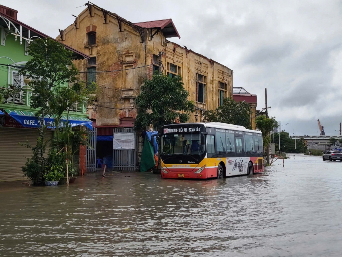 Một số tuyến phố khu vực trung tâm TP Hải Phòng cũng bị ngập cục bộ vào chiều 22/7