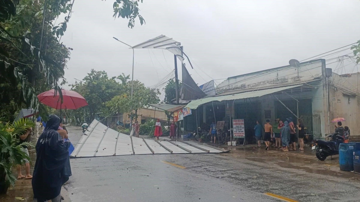 Mái tôn bị gió giật mạnh bay xuống đường (Ảnh: CTV)