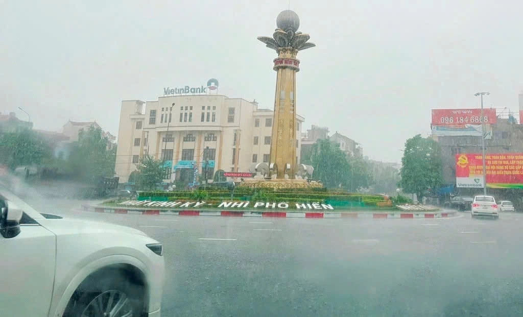 Trung tâm thành phố Hưng Yên nhiều tuyến phố bị ngập sau cơn mưa lớn. Ảnh: PV