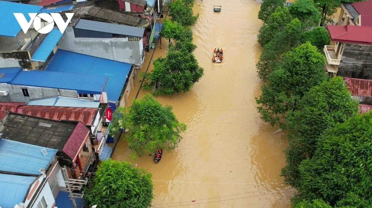 Miền Bắc và miền Trung đang trải qua một mùa hè mưa nhiều hiếm thấy. Như tại Thái Nguyên, tổng lượng mưa tháng 6 là 994mm, vượt kỷ lục năm 1979 khoảng 6mm 