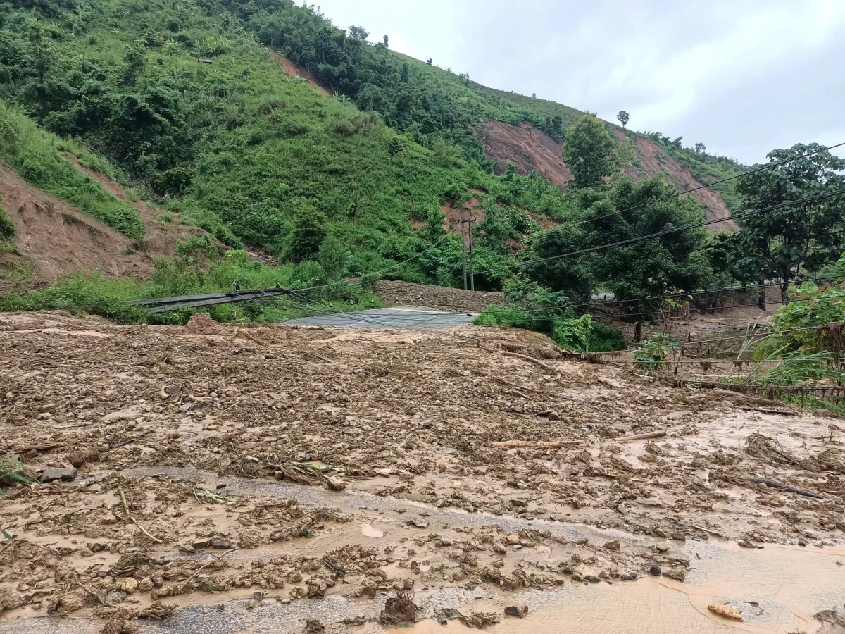 Mưa lớn kéo dài gây sạt lỡ đất, chia cắt hệ thống giao thông (Nguồn: Lao National Radio)