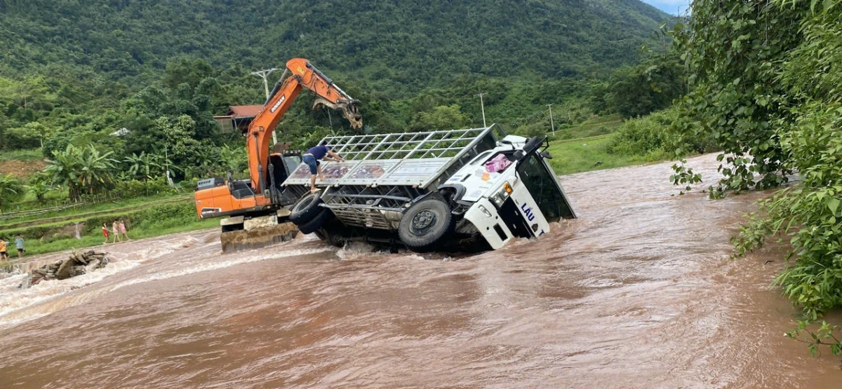Một ô tô bị lật nghiêng khi cố đi qua dòng nước dữ tại xã Na Loi
