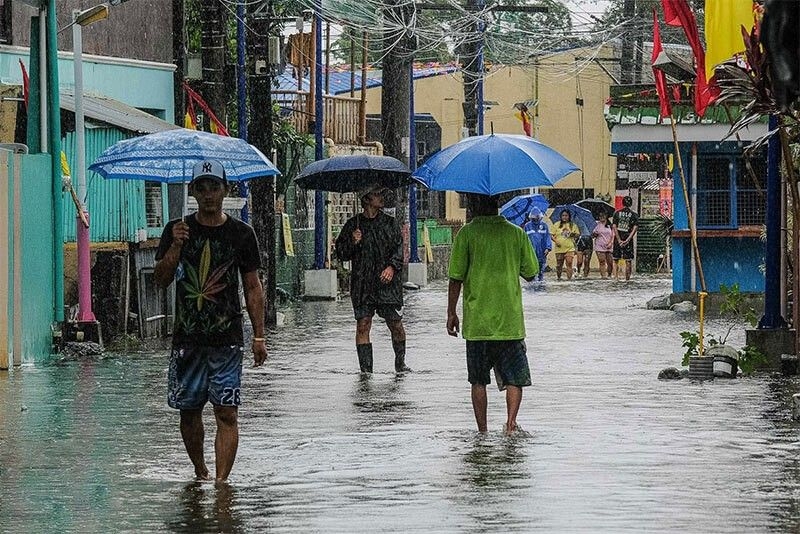 Mưa lớn do ảnh hưởng của gió mùa tây nam tiếp tục diễn ra tại nhiều nơi. Ảnh: Philstar