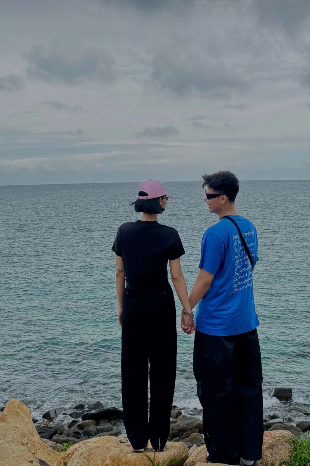 Thời gian gần đây, Miu Lê và Nam Vlog được cho là một cặp, khi liên tục để lộ những dấu hiệu bên nhau. Bức ảnh này được Nam Vlog đăng trên phần story (tin tự xóa sau 24h) của tài khoản Instagram. Cô gái anh nắm tay có vóc dáng giống Miu Lê.